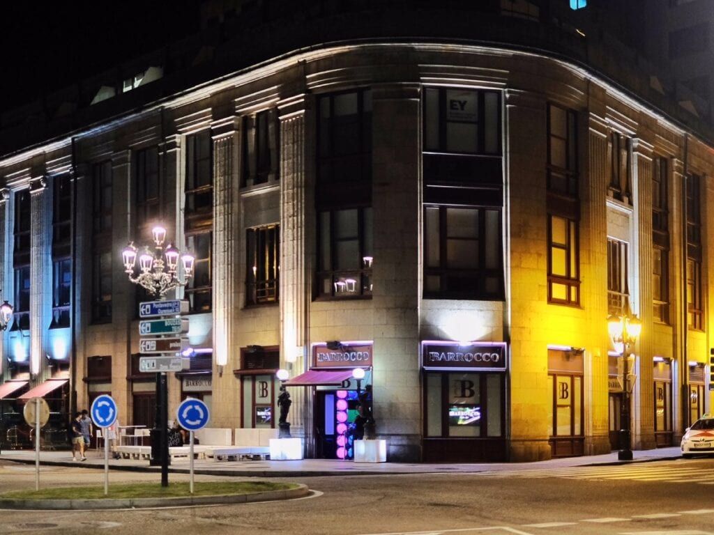 Edificio iluminado de noche en el Areal de Vigo, cerca de Island Club