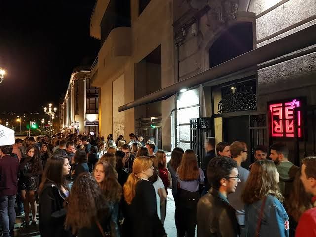 Gente de marcha por las calles del centro de Vigo
