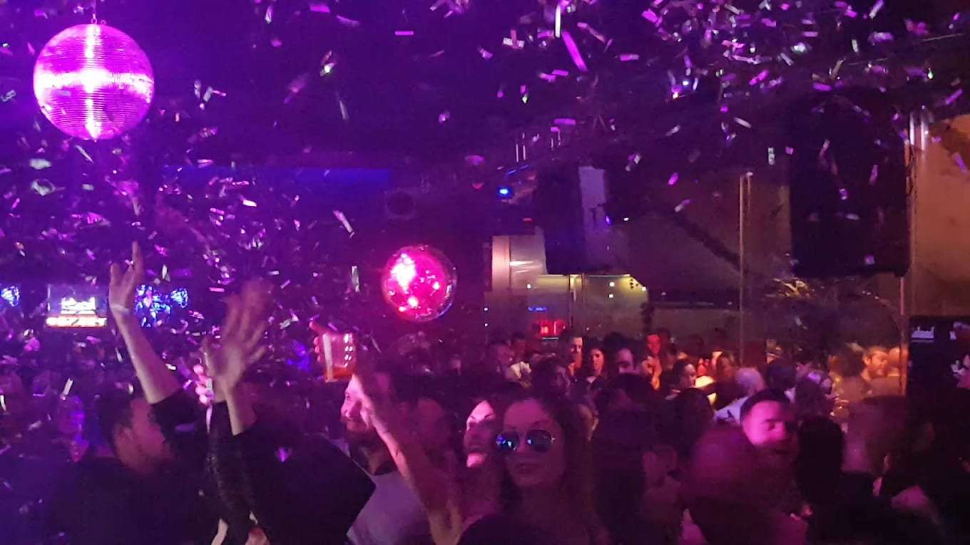 Lluvia de confeti en la discoteca de Island Club