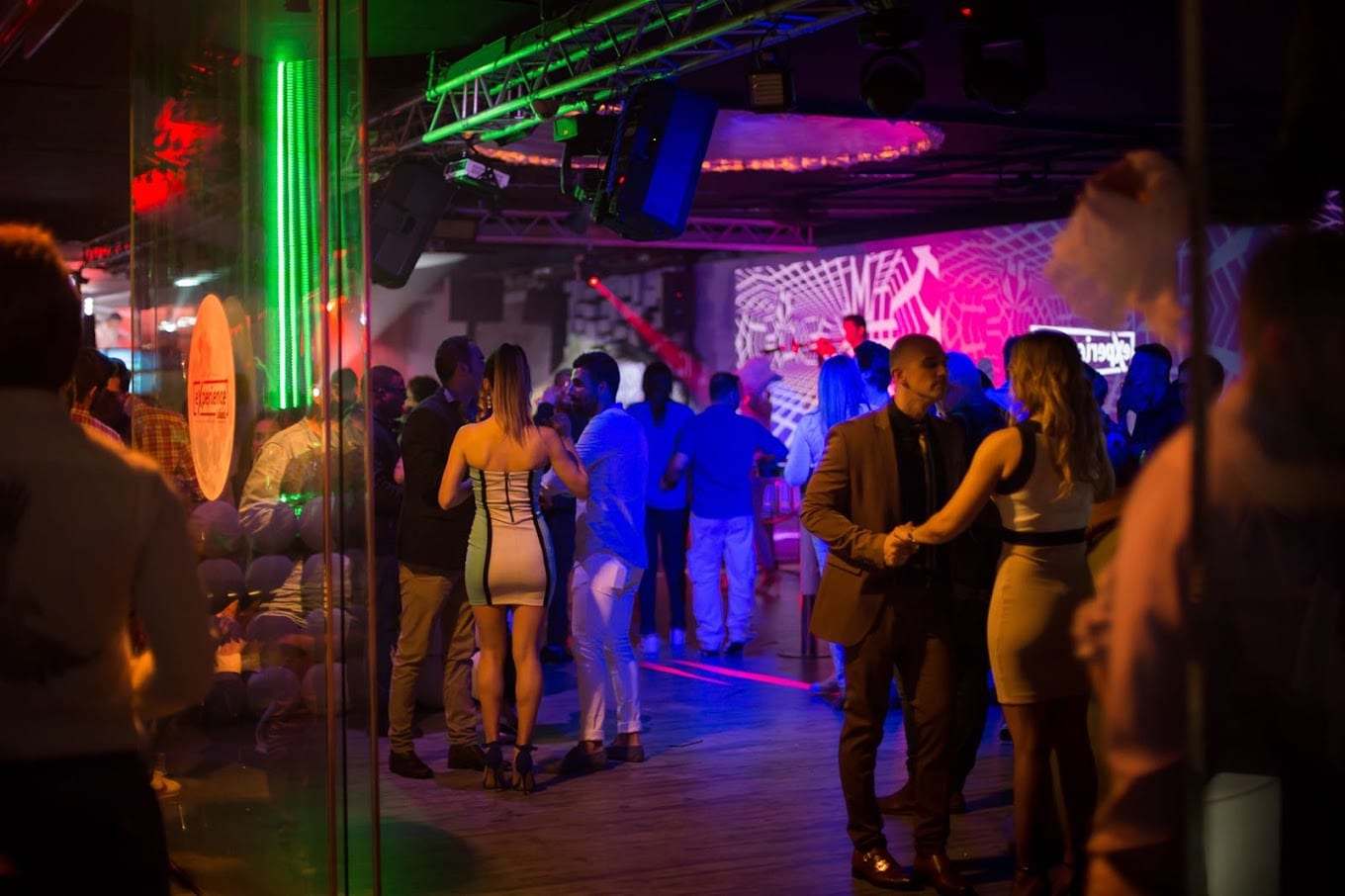 Gente bailando en Island Club