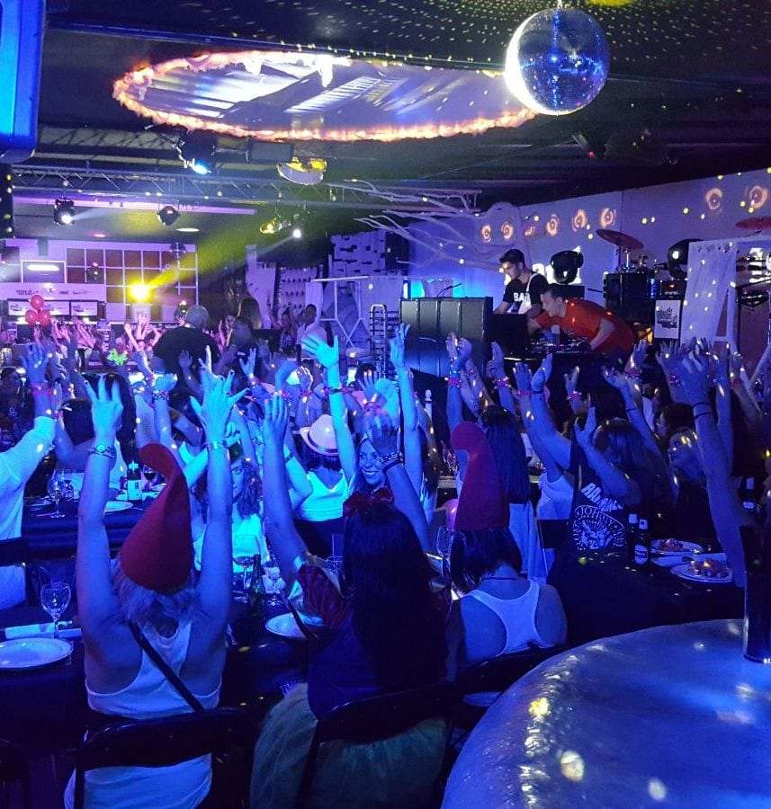 Grupos a festejar durante o jantar-espetáculo no Island Club, em Vigo