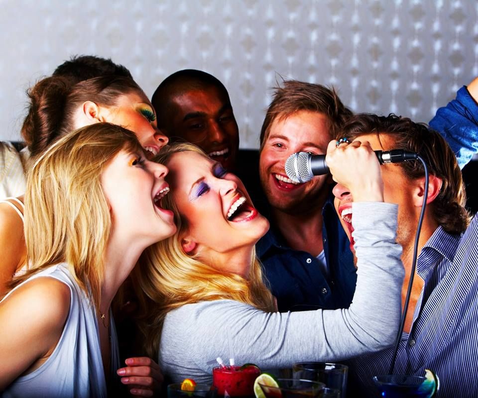 Grupo cantando en el karaoke de la zona lounge de Island Club durante un cumpleaños en Vigo