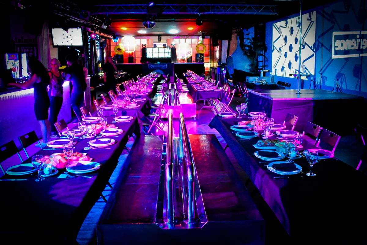 Sala de Island Club con las mesas preparadas para una cena conjunta
