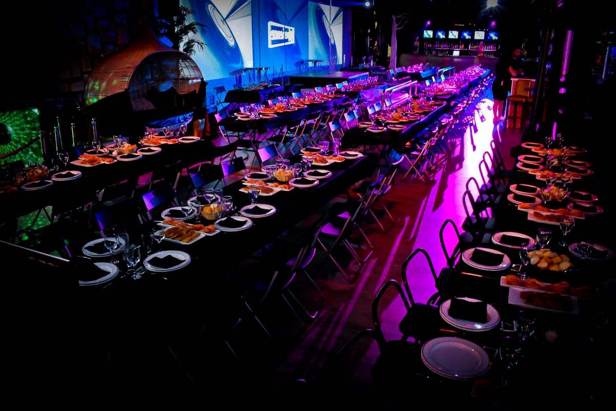 Mesas de varios grupos preparadas en la sala de Island Club