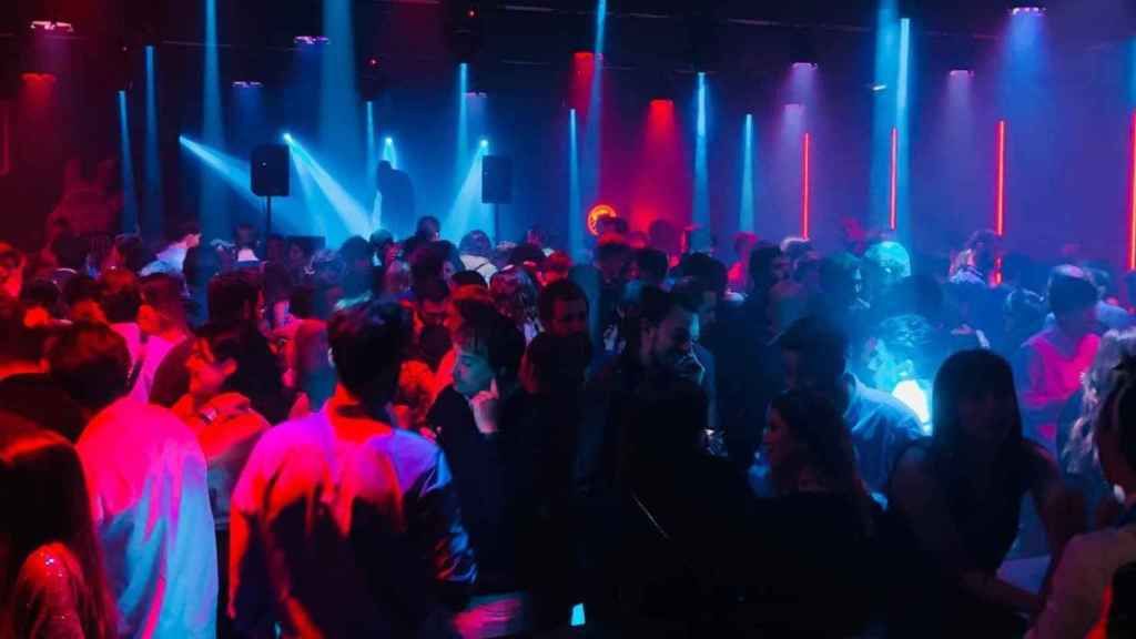 Pista de baile llena en una noche de fiesta en Vigo