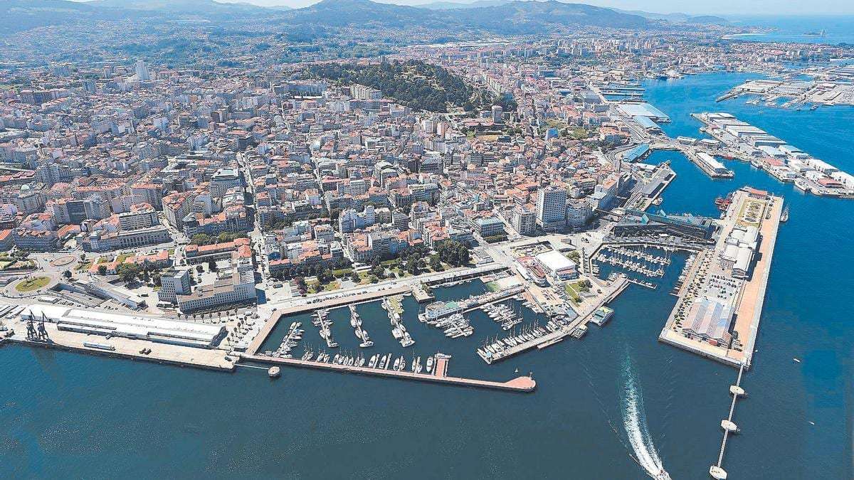 Vista aérea do centro de Vigo e do porto