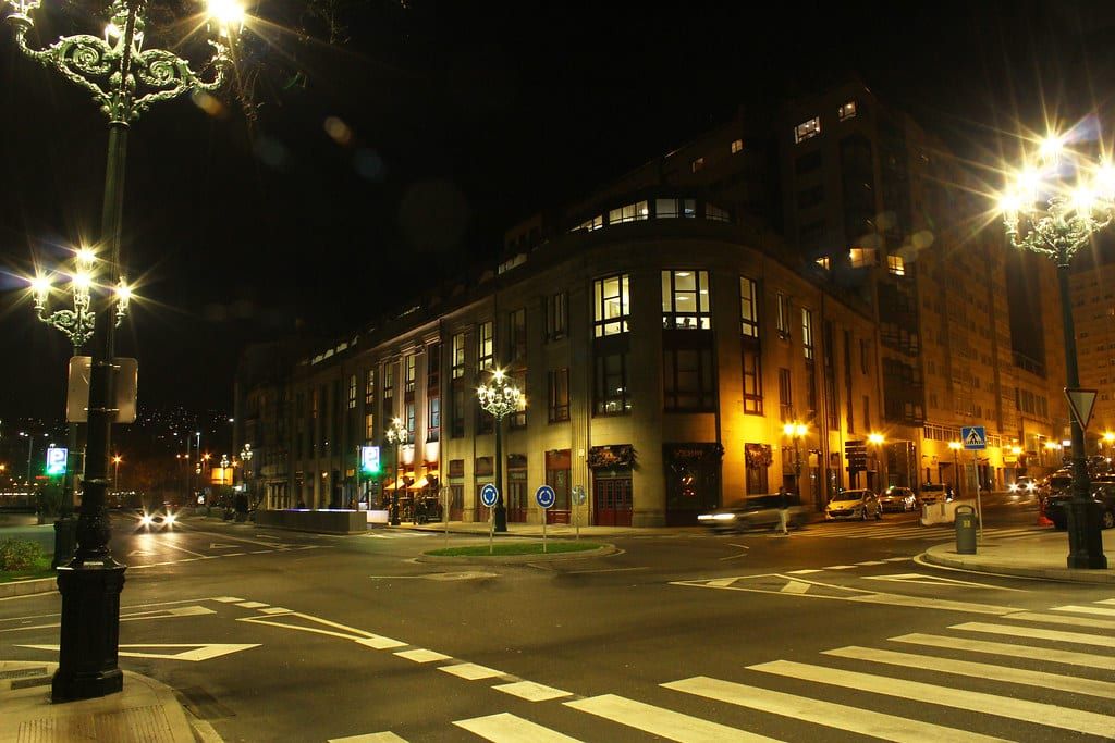 Calles del centro de Vigo de noche, iluminadas por las farolas
